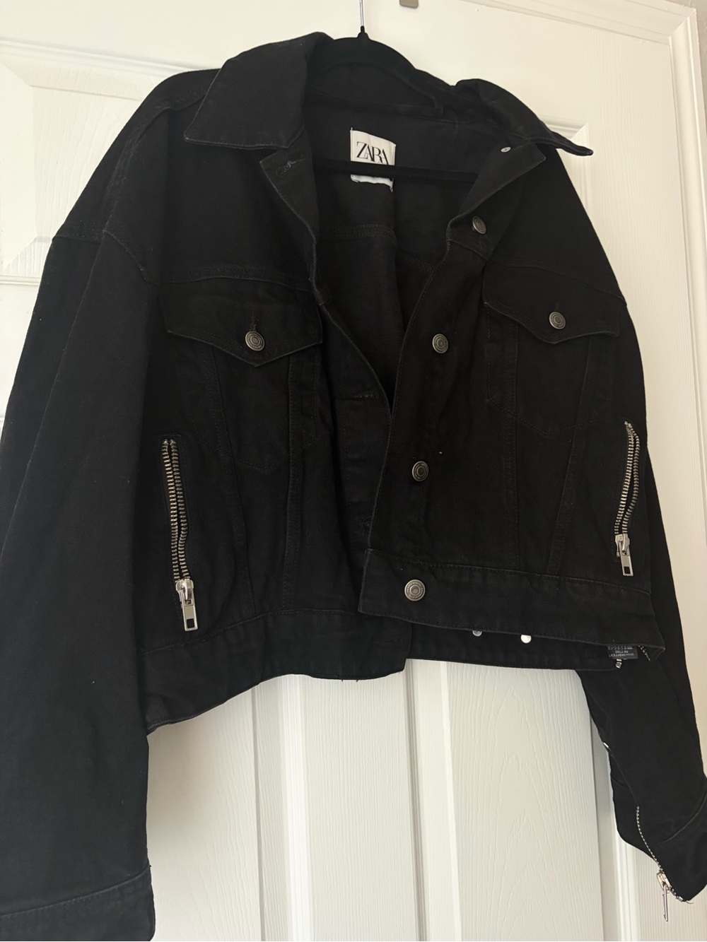 Zara Black Cropped Denim Jacket with Zipper Pockets